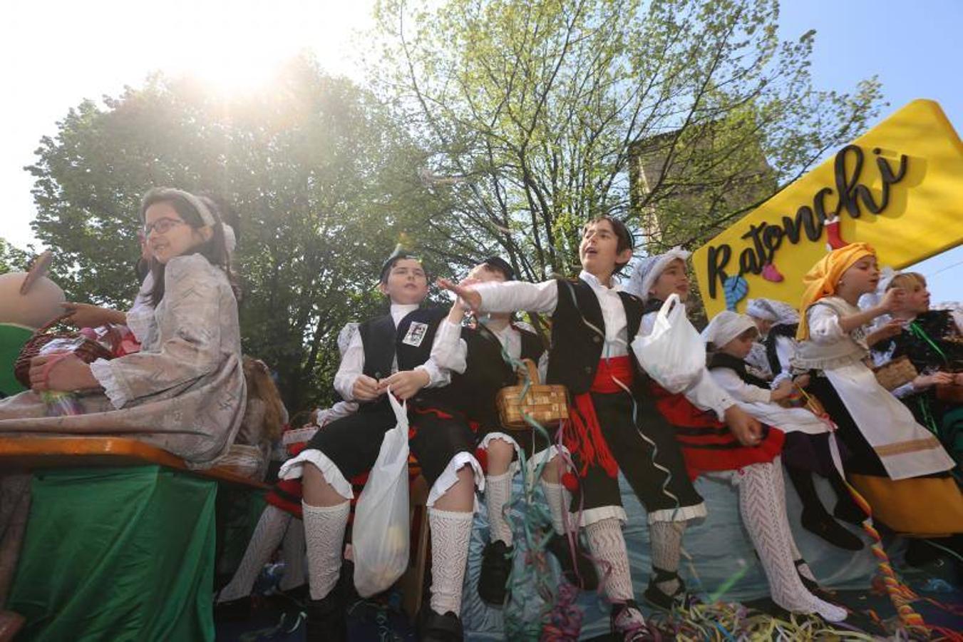 Las fiestas de El Bollo comenzaron este domingo con la lectura del pregón en la plaza de España y el primer desfile de carrozas por las calles del centro de la ciudad, abarrotadas de público en una jornada calurosa