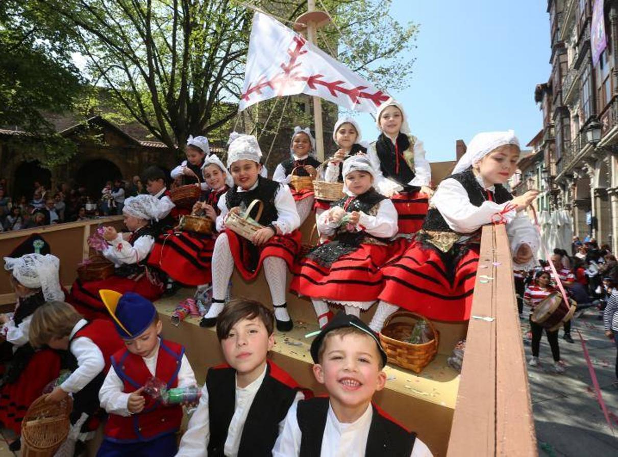 Las fiestas de El Bollo comenzaron este domingo con la lectura del pregón en la plaza de España y el primer desfile de carrozas por las calles del centro de la ciudad, abarrotadas de público en una jornada calurosa