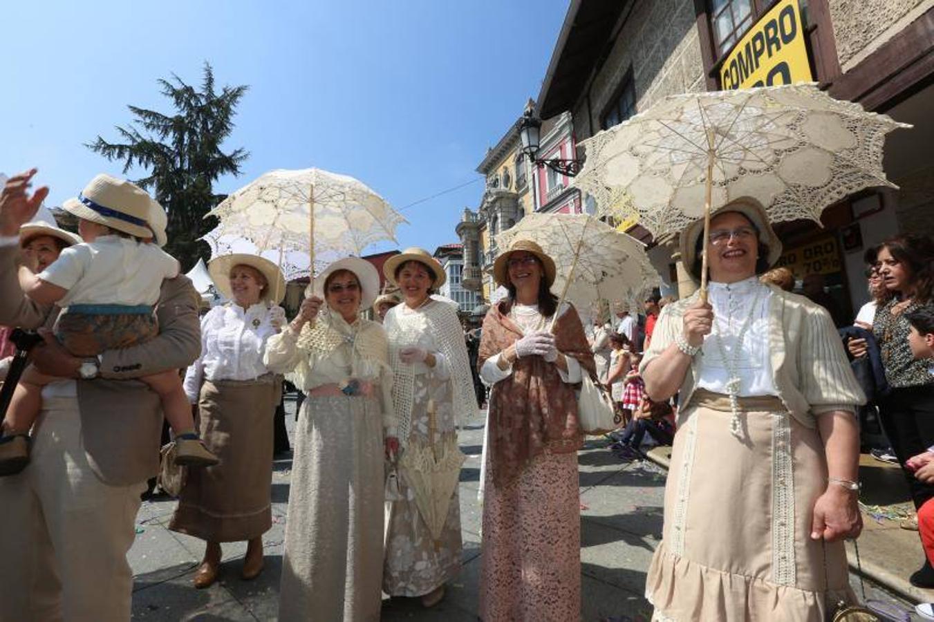 Las fiestas de El Bollo comenzaron este domingo con la lectura del pregón en la plaza de España y el primer desfile de carrozas por las calles del centro de la ciudad, abarrotadas de público en una jornada calurosa