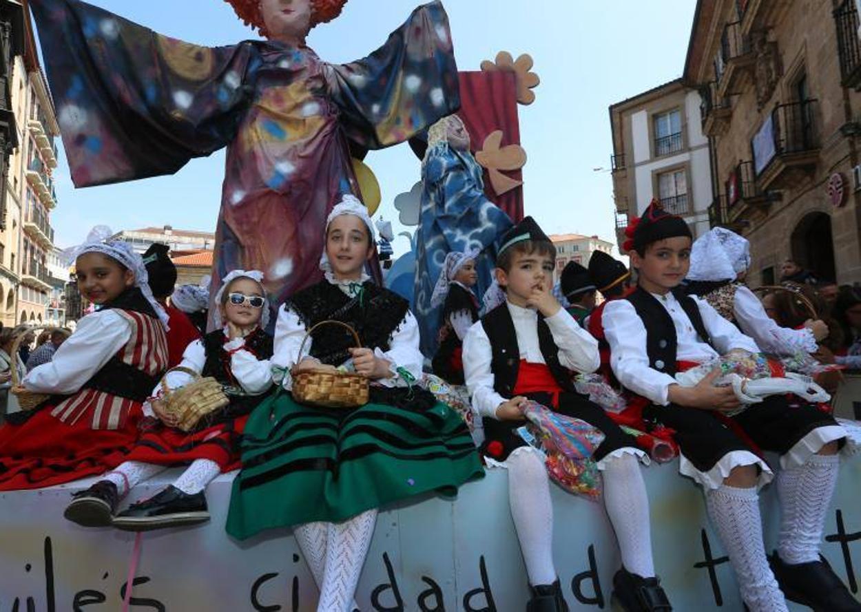 Las fiestas de El Bollo comenzaron este domingo con la lectura del pregón en la plaza de España y el primer desfile de carrozas por las calles del centro de la ciudad, abarrotadas de público en una jornada calurosa