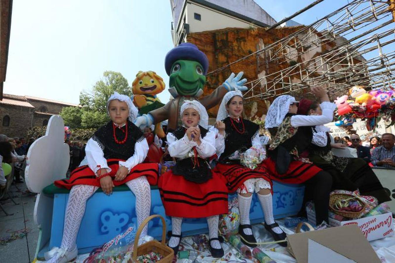 Las fiestas de El Bollo comenzaron este domingo con la lectura del pregón en la plaza de España y el primer desfile de carrozas por las calles del centro de la ciudad, abarrotadas de público en una jornada calurosa