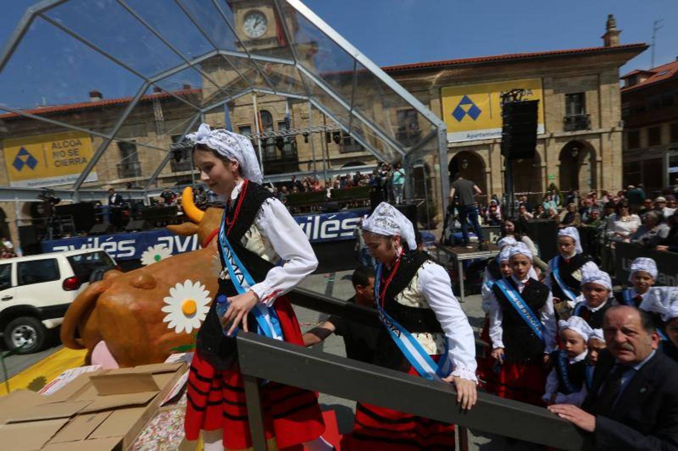 Las fiestas de El Bollo comenzaron este domingo con la lectura del pregón en la plaza de España y el primer desfile de carrozas por las calles del centro de la ciudad, abarrotadas de público en una jornada calurosa