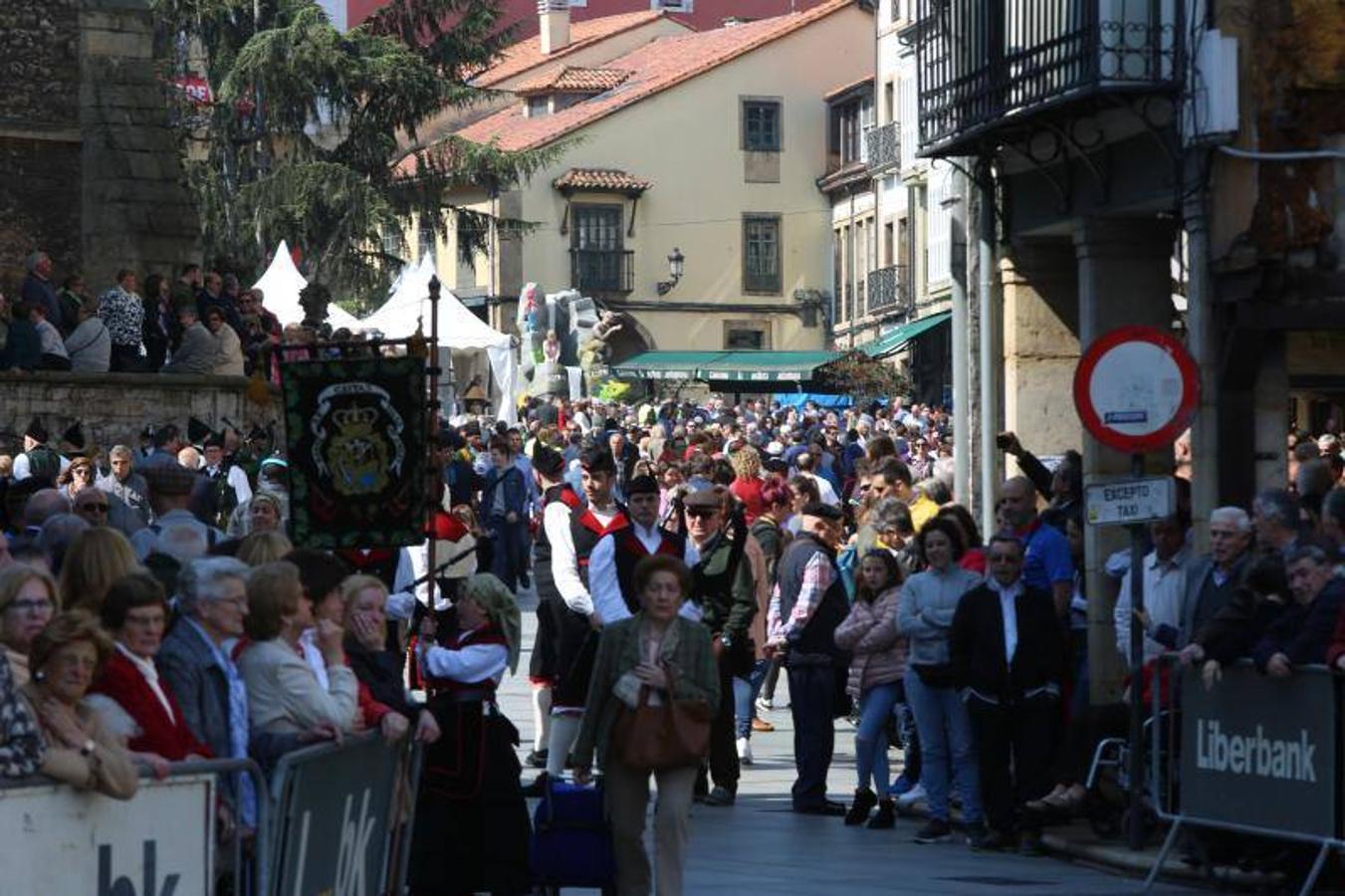 Las fiestas de El Bollo comenzaron este domingo con la lectura del pregón en la plaza de España y el primer desfile de carrozas por las calles del centro de la ciudad, abarrotadas de público en una jornada calurosa