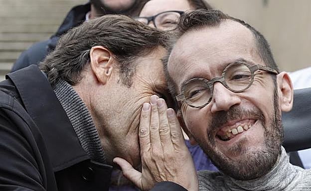 El cabeza de lista de En Comú Podem al Congreso por Barcelona, Jaume Asens (i), y el secretario de organización de Podemos, Pablo Echenique. 
