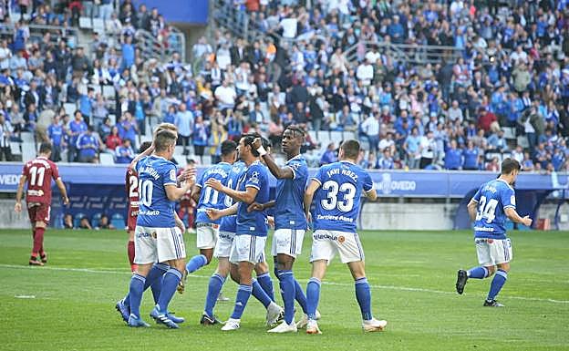 Los jugadores del Real Oviedo celebran uno de los goles.