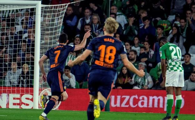 Gonçalo Guedes celebra el 0-1 en el Villamarín.