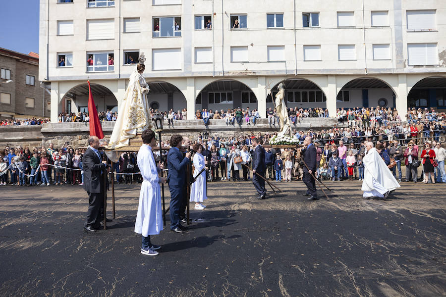 La Procesión de la Venia en la Playa de La Ribera en Luanco (Asturias) ha recreado un año más el encuentro entre la Virgen y el hijo en el Domingo de Pascua.