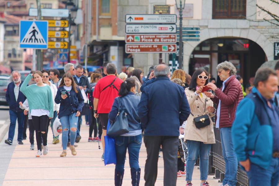 El Principado tuvo un tiempo de lo más agradable durante la jornada del Viernes Santo. Puntos de gran afluencia turística, como Gijón o Los Lagos de Covadonga se llenaron de visitantes