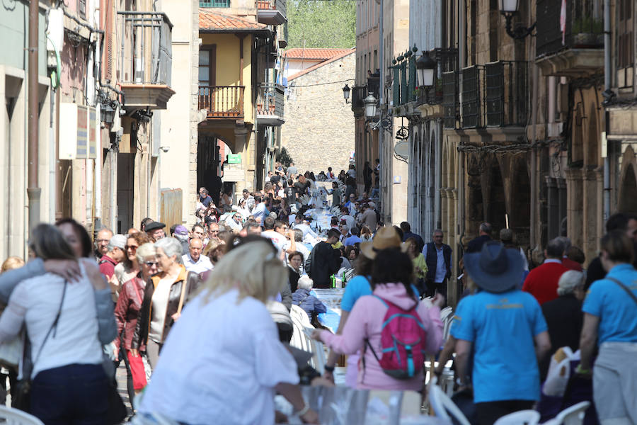 Avilés se vuelca con la Comida en la calle y miles de personas salen a celebrar la jornada festiva