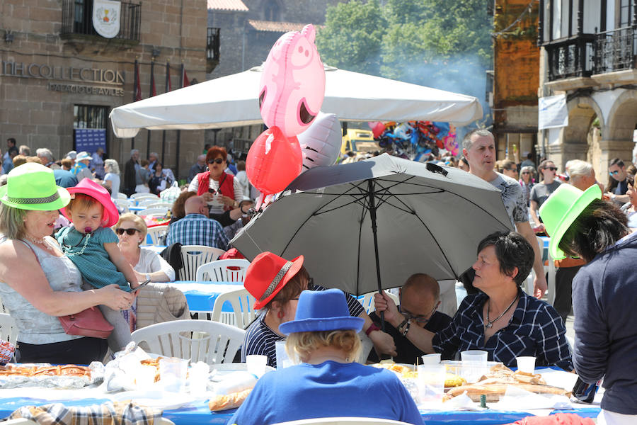 Avilés se vuelca con la Comida en la calle y miles de personas salen a celebrar la jornada festiva