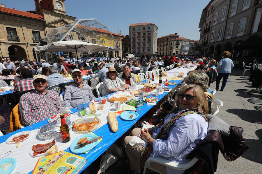 Avilés se vuelca con la Comida en la calle y miles de personas salen a celebrar la jornada festiva