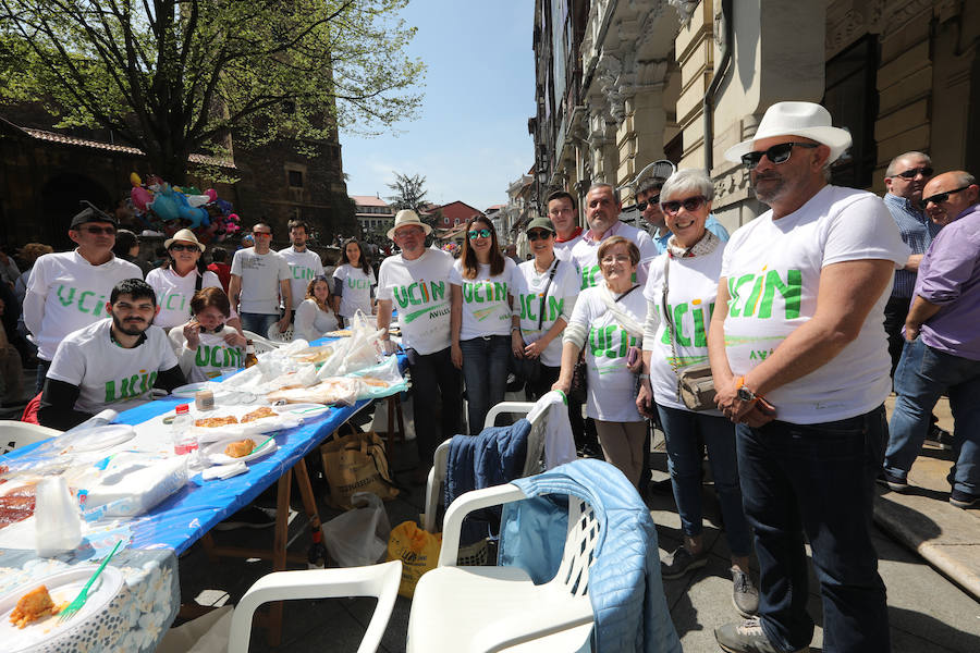 Avilés se vuelca con la Comida en la calle y miles de personas salen a celebrar la jornada festiva