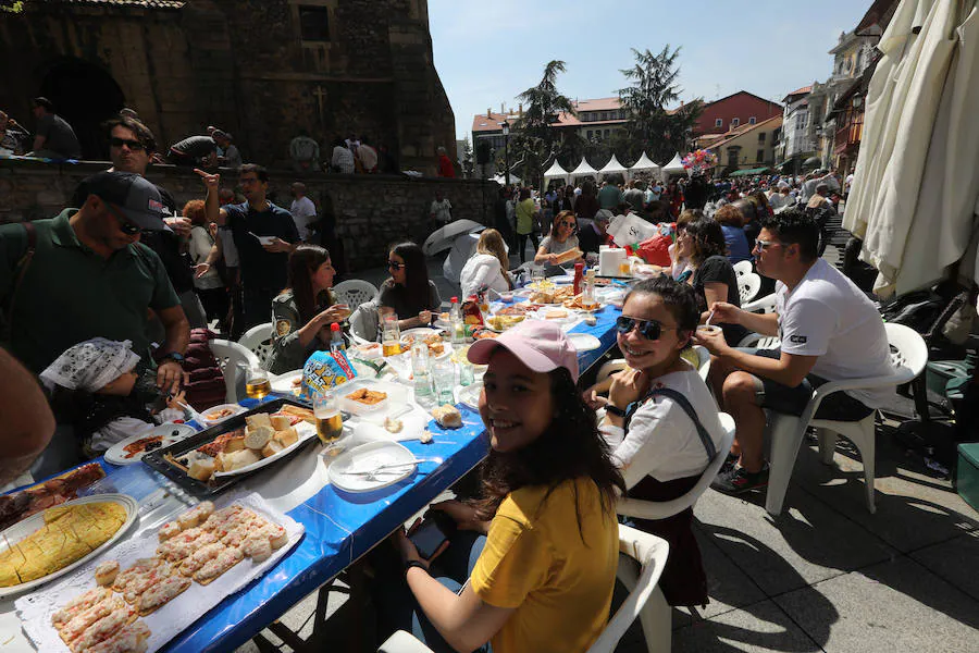 Avilés se vuelca con la Comida en la calle y miles de personas salen a celebrar la jornada festiva