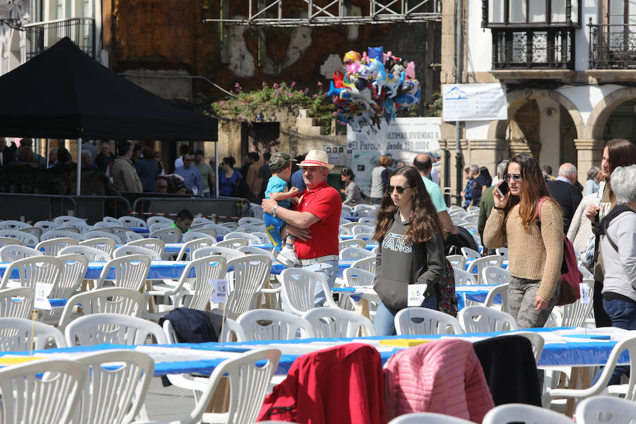 Avilés se vuelca con la Comida en la calle y miles de personas salen a celebrar la jornada festiva