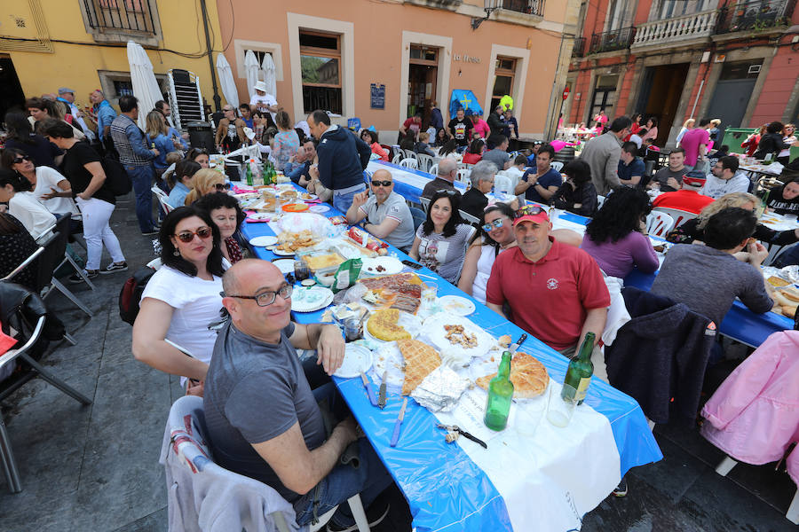 Miles de personas disfrutan de la Comida en la calle de Avilés