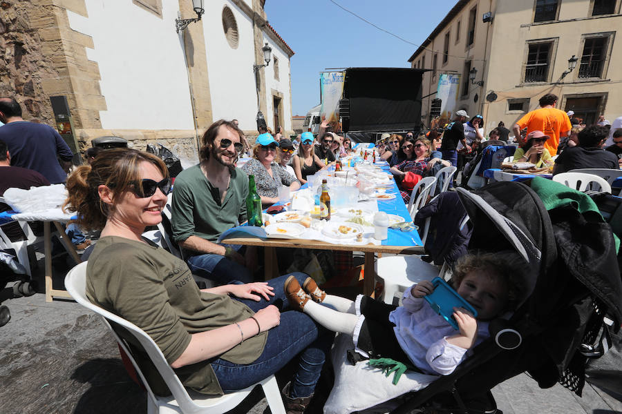 Miles de personas disfrutan de la Comida en la calle de Avilés