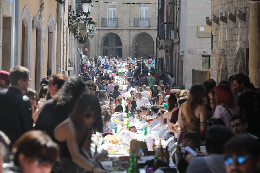 Miles de personas disfrutan de la Comida en la calle de Avilés