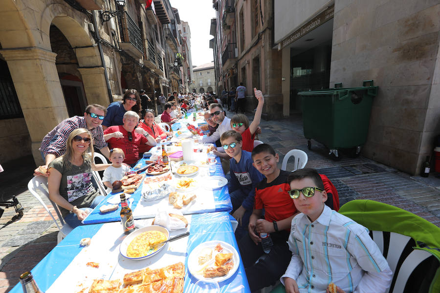 Miles de personas disfrutan de la Comida en la calle de Avilés