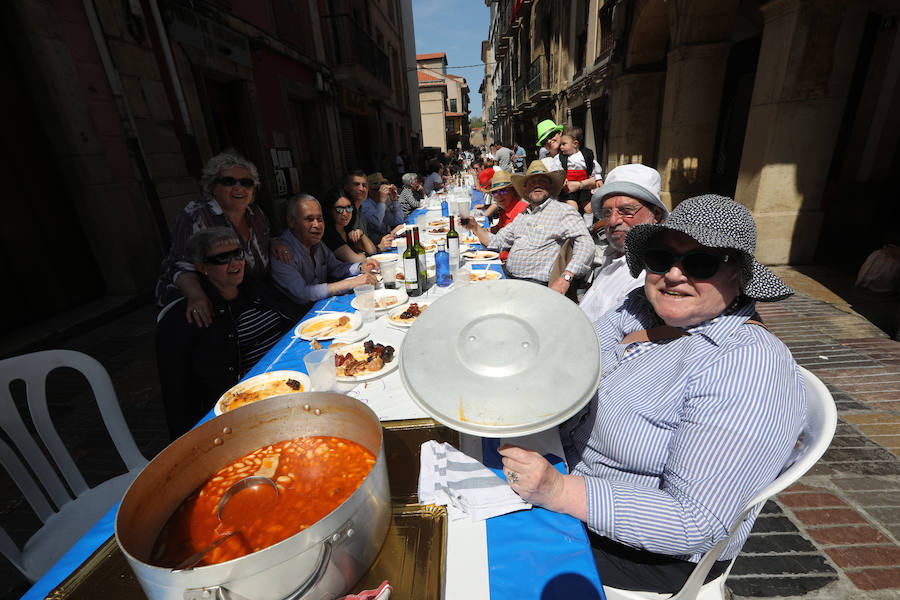 Miles de personas disfrutan de la Comida en la calle de Avilés