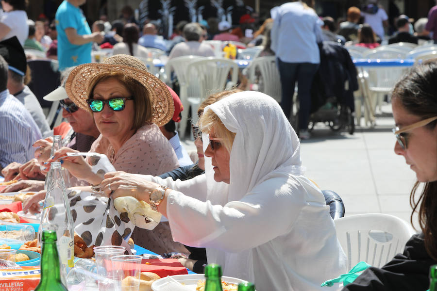 Miles de personas disfrutan de la Comida en la calle de Avilés