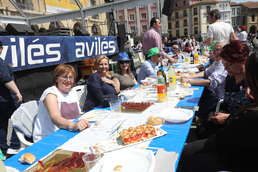 Miles de personas disfrutan de la Comida en la calle de Avilés