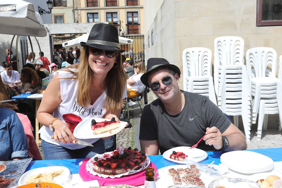 Miles de personas disfrutan de la Comida en la calle de Avilés