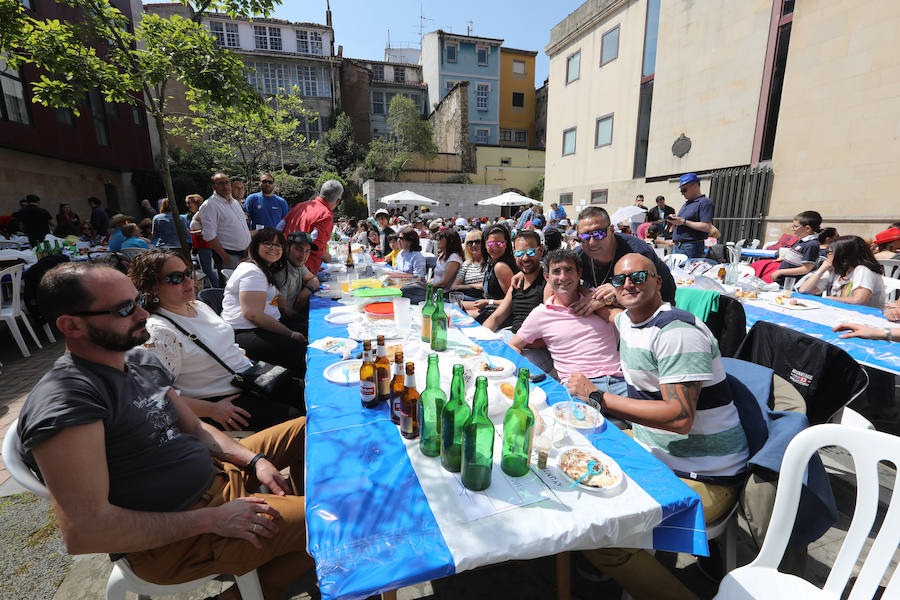 Miles de personas disfrutan de la Comida en la calle de Avilés