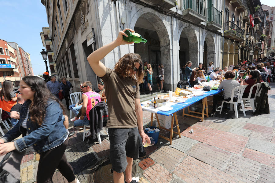 Miles de personas disfrutan de la Comida en la calle de Avilés