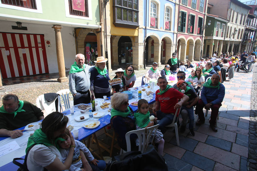 El sol ha permitido a miles de avilesinos disfrutar de una animada comida en la calle