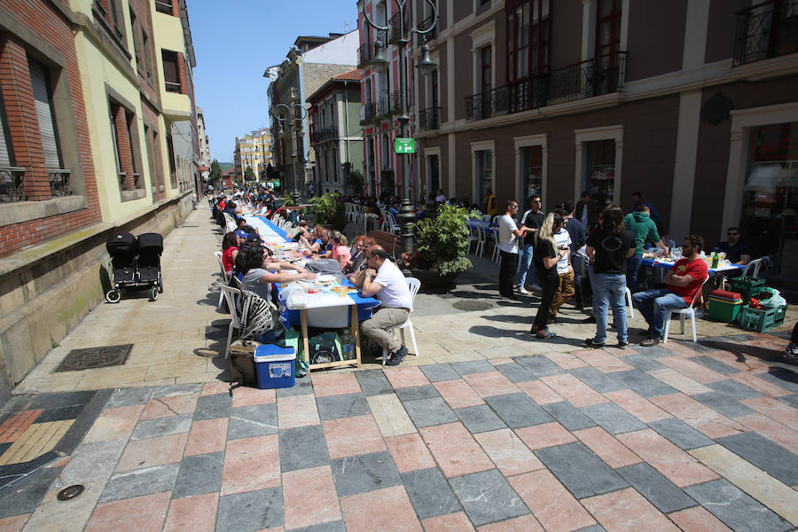 El sol ha permitido a miles de avilesinos disfrutar de una animada comida en la calle