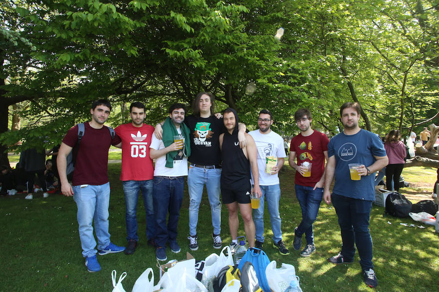 Miles de personas disfrutan de la Comida en la calle de Avilés en numerosos puntos de la ciudad. Uno de los puntos importantes, el parque de Ferrera