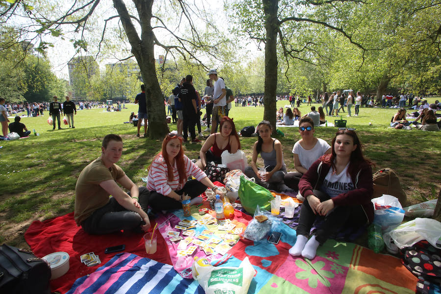 Miles de personas disfrutan de la Comida en la calle de Avilés en numerosos puntos de la ciudad. Uno de los puntos importantes, el parque de Ferrera