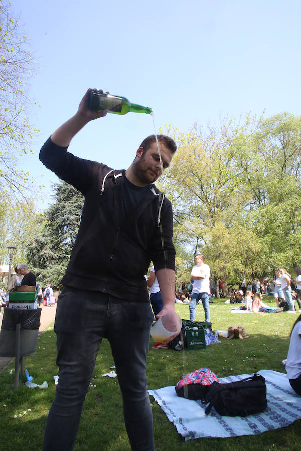 Miles de personas disfrutan de la Comida en la calle de Avilés en numerosos puntos de la ciudad. Uno de los puntos importantes, el parque de Ferrera