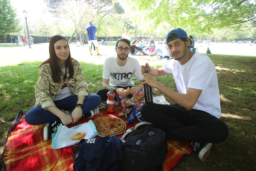 Miles de personas disfrutan de la Comida en la calle de Avilés en numerosos puntos de la ciudad. Uno de los puntos importantes, el parque de Ferrera