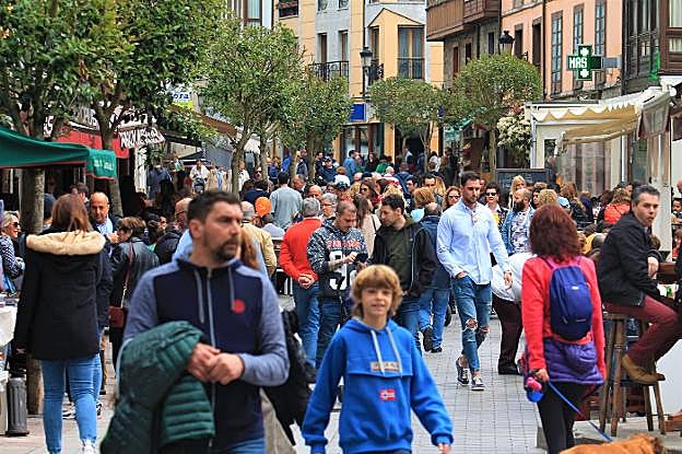 Cangas de Onís. Las calles del centro de la villa estuvieron repletas de turistas toda la mañana, con muchos aparcamientos con el cartel de 'completo'.
