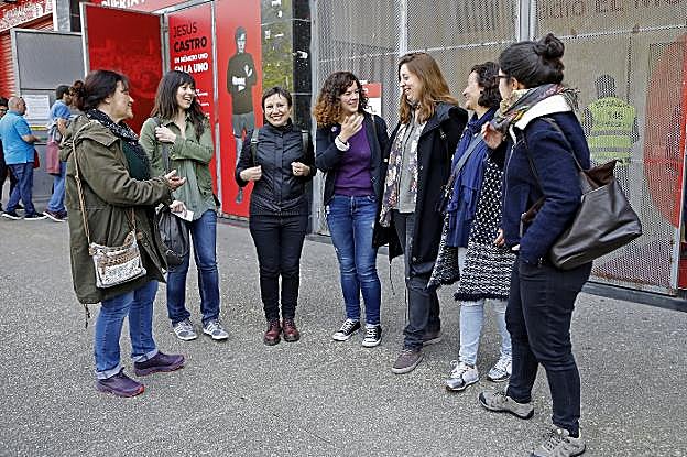 Sofía Castañón y Lorena Gil, en el centro, minutos antes de presenciar el derbi femenino . 