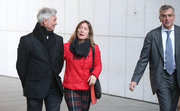 La exmujer de Natalio Grueso a su llegada esta mañana a los juzgados de Oviedo.