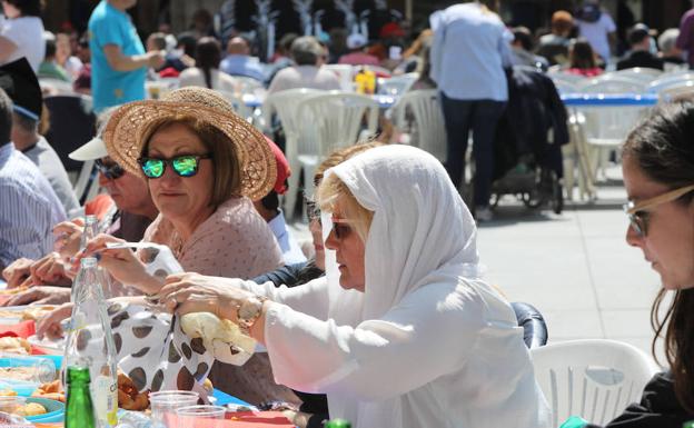 Comida en la calle de Avilés 2019: 15.000 personas se sientan a la mesa