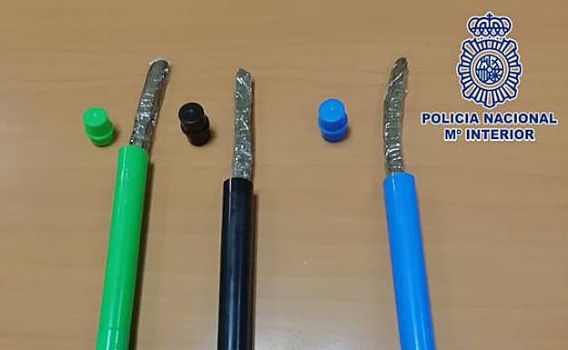 El detenido ocultaba la droga en rotuladores y bolígrafos. 