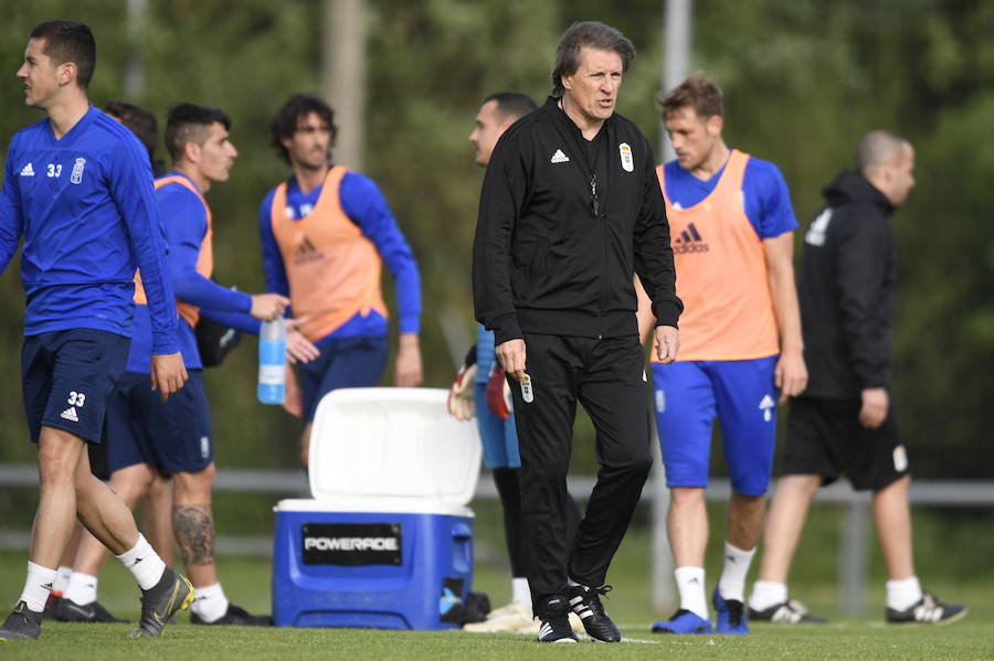 El nuevo técnico del Real Oviedo llegó a las instalaciones del club azul cuando caída una intensa granizada. Pero el tiempo amainó y permitió una sesión de entrenamiento intensa a los mandos del nuevo entrenador