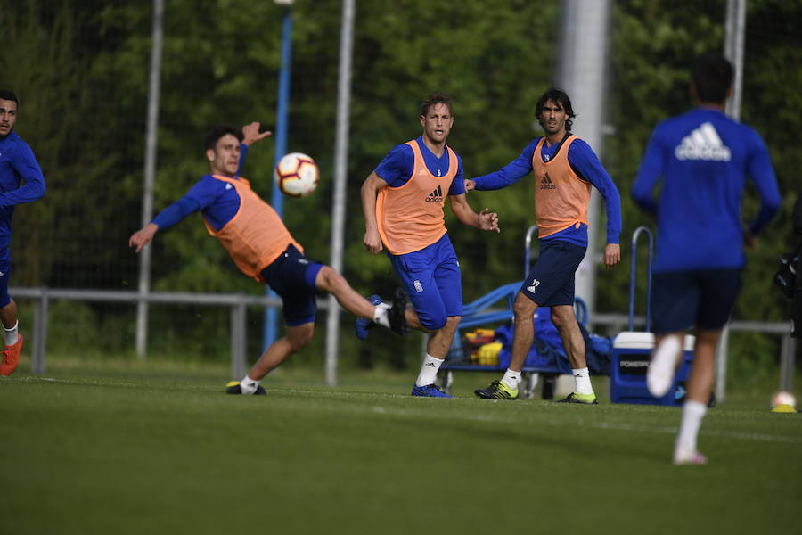 El nuevo técnico del Real Oviedo llegó a las instalaciones del club azul cuando caída una intensa granizada. Pero el tiempo amainó y permitió una sesión de entrenamiento intensa a los mandos del nuevo entrenador