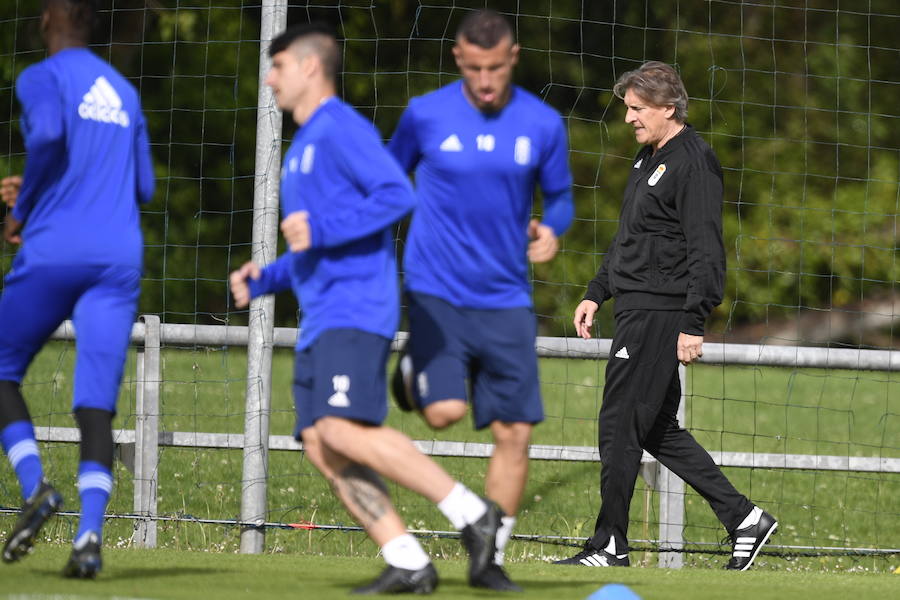 El nuevo técnico del Real Oviedo llegó a las instalaciones del club azul cuando caída una intensa granizada. Pero el tiempo amainó y permitió una sesión de entrenamiento intensa a los mandos del nuevo entrenador