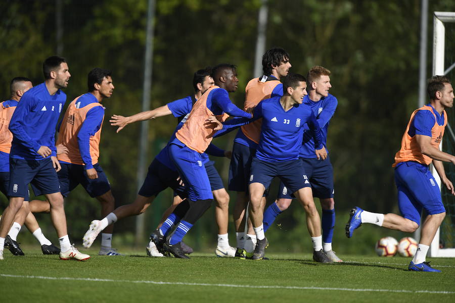 El nuevo técnico del Real Oviedo llegó a las instalaciones del club azul cuando caída una intensa granizada. Pero el tiempo amainó y permitió una sesión de entrenamiento intensa a los mandos del nuevo entrenador