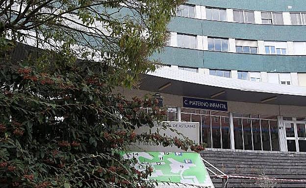 El edificio de Maternidad, con la vegetación acechando. 