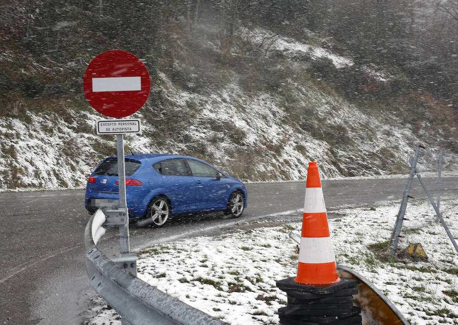 A las puertas de mayo y tras unas jornadas auténticamente primaverales, la caída de las temperaturas ha propiciado que vuelvan a recuperarse los mantos blancos en las zonas de montaña de Asturias. 