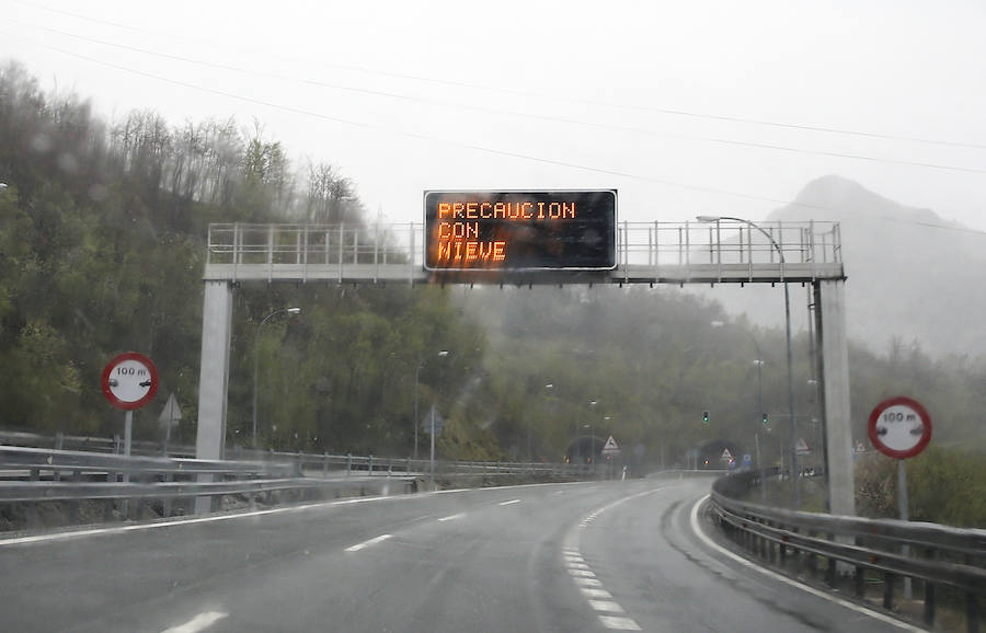 A las puertas de mayo y tras unas jornadas auténticamente primaverales, la caída de las temperaturas ha propiciado que vuelvan a recuperarse los mantos blancos en las zonas de montaña de Asturias. 