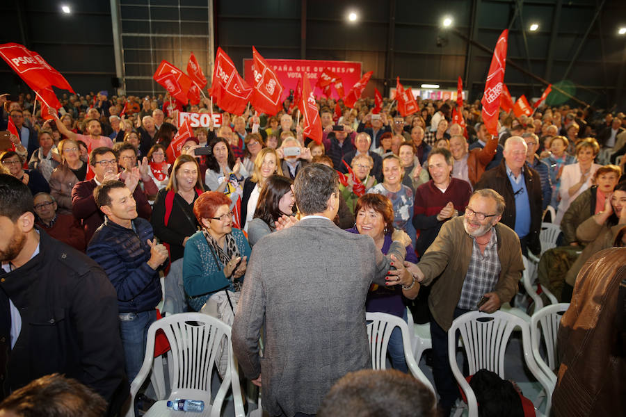 El presidente del Gobierno y candidato del PSOE ha participado en un acto en el pabellón central del recinco ferial Luis Adaro ante unas 3.500 personas, según los datos del PSOE.