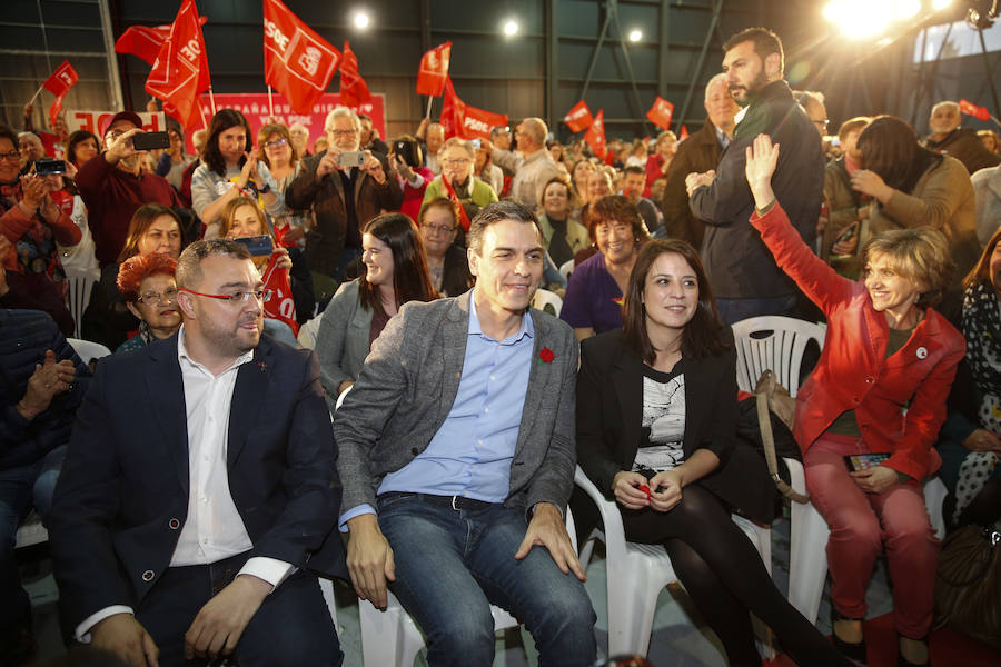 El presidente del Gobierno y candidato del PSOE ha participado en un acto en el pabellón central del recinco ferial Luis Adaro ante unas 3.500 personas, según los datos del PSOE.