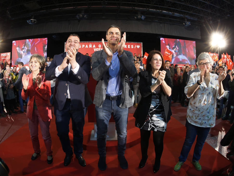 El presidente del Gobierno y candidato del PSOE ha participado en un acto en el pabellón central del recinco ferial Luis Adaro ante unas 3.500 personas, según los datos del PSOE.