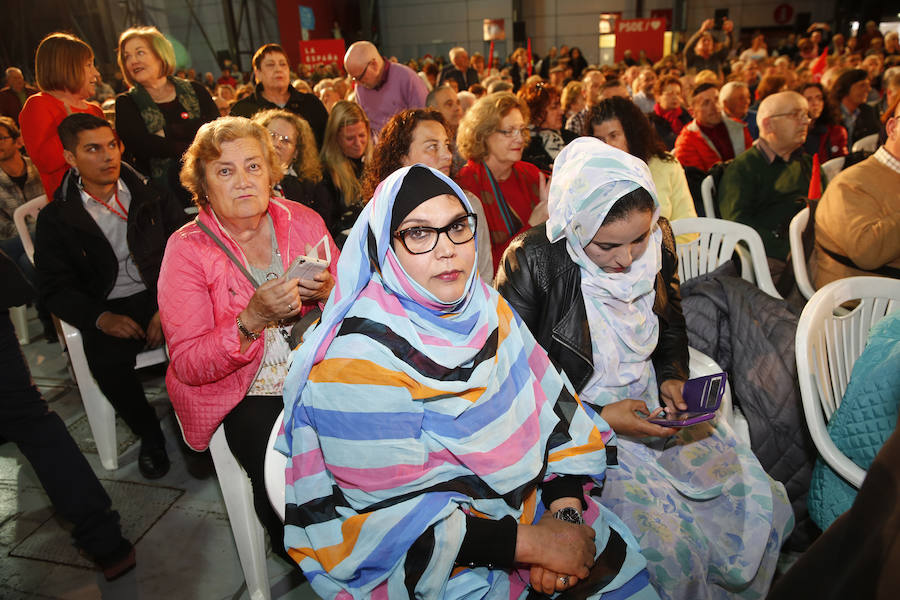 El presidente del Gobierno y candidato del PSOE ha participado en un acto en el pabellón central del recinco ferial Luis Adaro ante unas 3.500 personas, según los datos del PSOE.